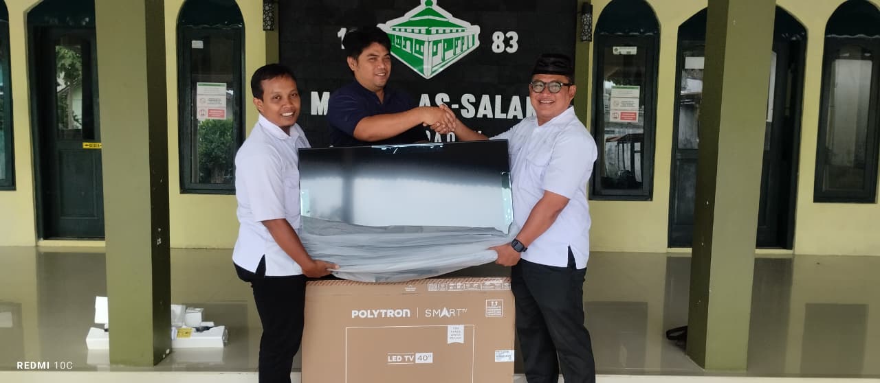 Transformasi Digital Tempat Ibadah: Kalurahan Ngestiharjo Salurkan Bantuan Sarpras Smart TV Masjid