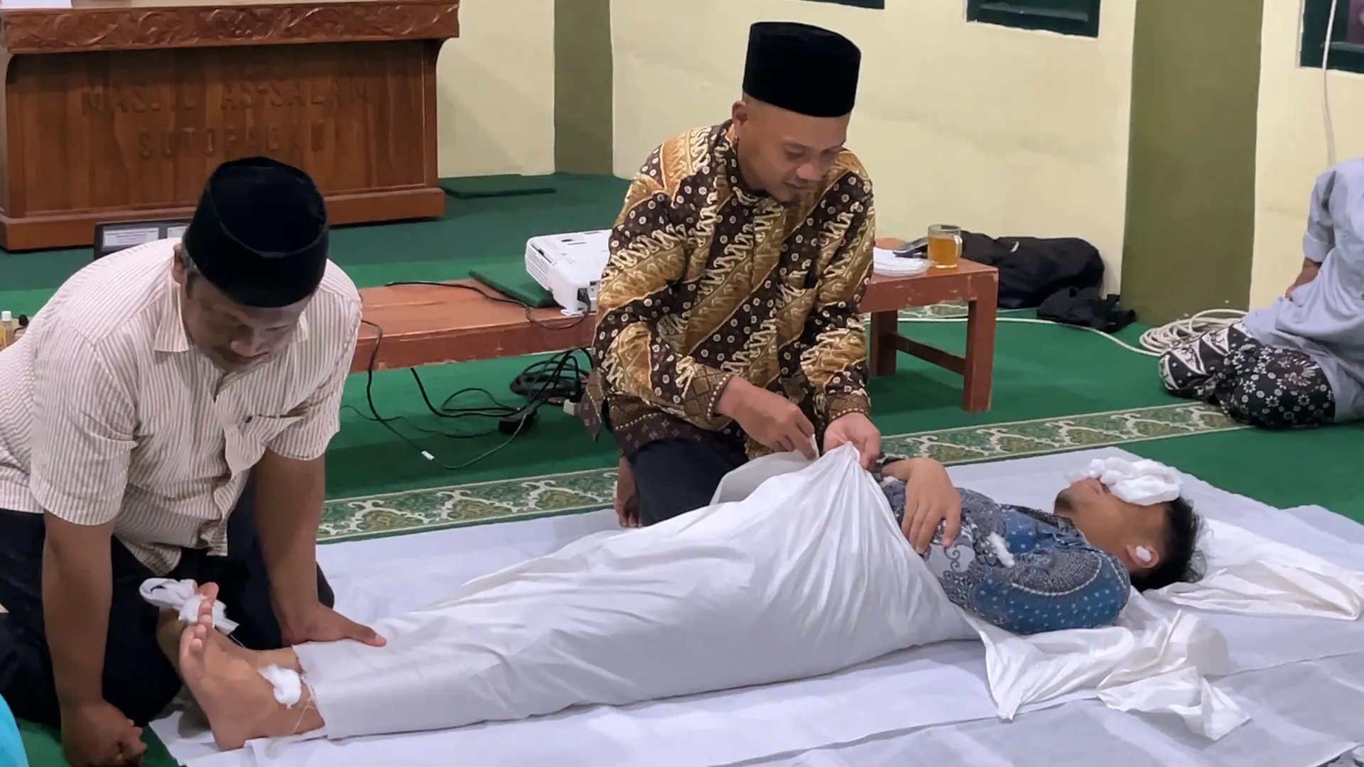 Bekali Jamaah Hadapi Kematian, Masjid As-Salam Sutopadan Gelar Pelatihan Pemulasaraan Jenazah Secara Syar’i