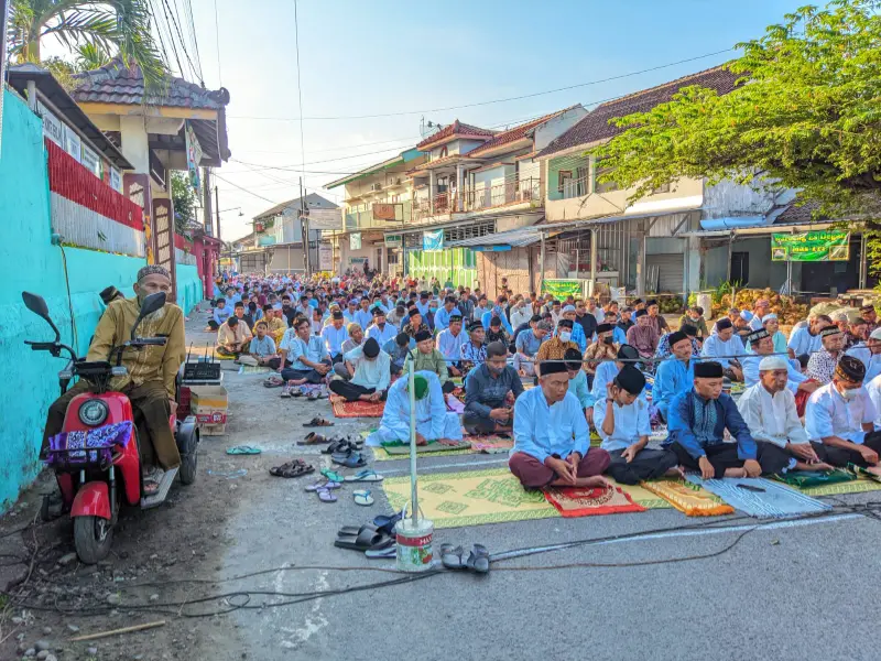 Dua Dekade Menjaga Tradisi: Kemeriahan Salat Id Berjamaah Masjid As-Salam Sutopadan di Kawasan SD Kadipiro 1